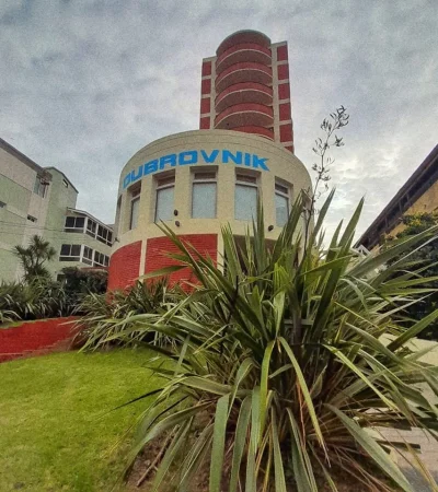 Se derrubó parte del Hotel Dubrovnik en Villa Gesell.