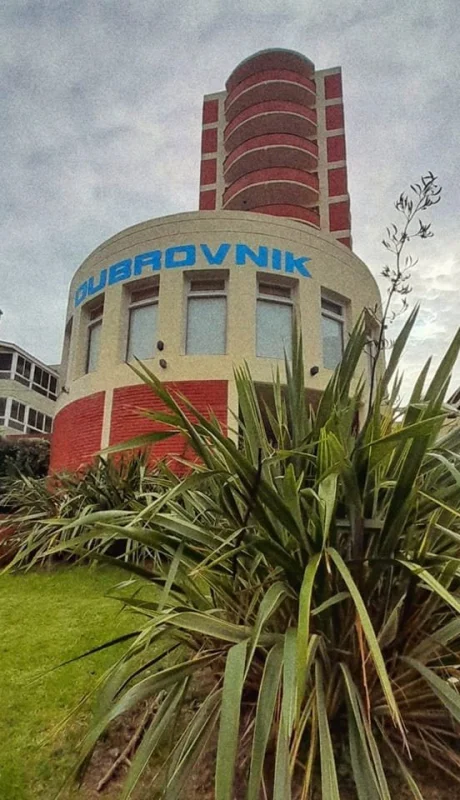 Se derrubó parte del Hotel Dubrovnik en Villa Gesell.