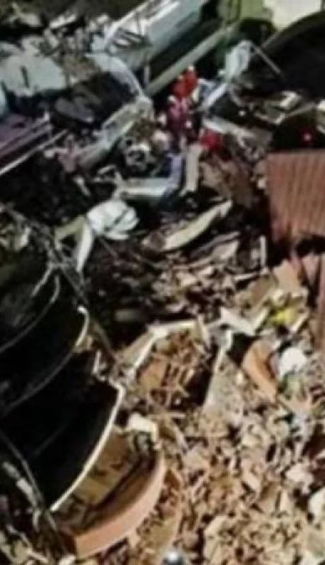 Una parte del edificio de diez pisos del Apart Hotel Dubrovnik se derrumbó este martes por la madrugada.