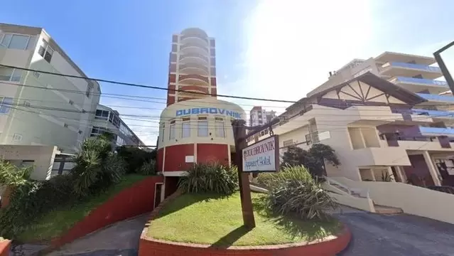 Esta madrugada se derrumbó parte de un hotel en Villa Gesell