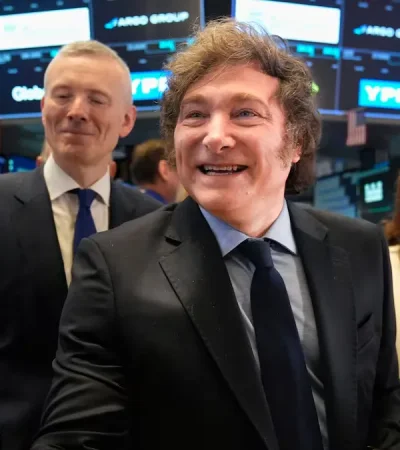 El presidente Javier Milei cuando tocó la campana en Wall Street. (Foto: web)