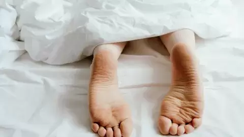 Usar medias u otros métodos para calentar los pies puede ayudar a reducir la temperatura central del cuerpo.