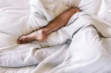 Dormir con los pies afuera de las sábanas: el significado de una costumbre nocturna