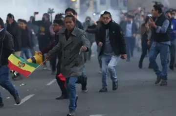 Batalla campal entre la Policía y seguidores de Evo Morales