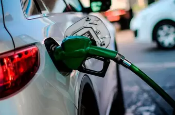 Vuelven  a subir los combustibles este viernes: ¿cuánto aumentaron en un año?