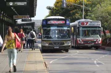 Miles de usuarios del transporte público sufren las consecuencias del paro