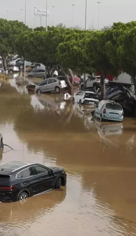 El paso de la DANA dejó rutas colapsadas, personas por rescatar e enormes daños materiales.