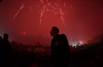 Por los fuegos artificiales y bengalas, el Monumental fue clausurado
