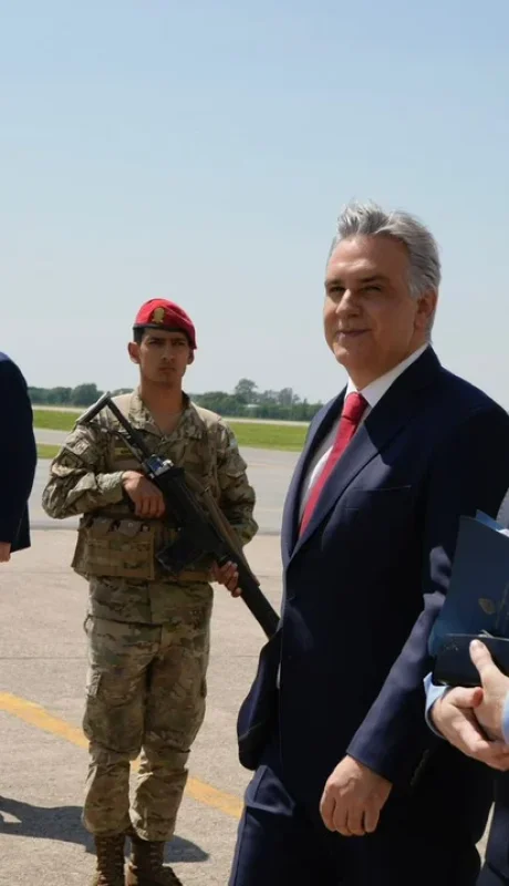 El mandatario argentino a su llegada al aeropuerto cordobés. (Fuente: NA)