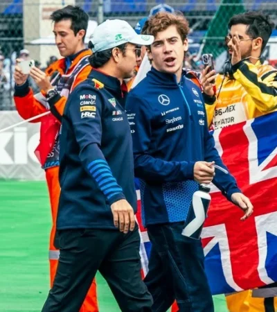 Franco Colapinto junto con Sergio Checo Pérez en el Gran Premio de México