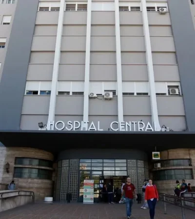 La víctima recibió disparos en la sien y en el abdomen y permanece internada en el Hospital Central.