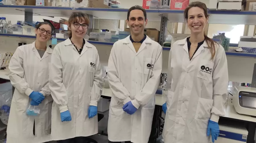 El doctor Uri Ben-David (tercero desde la izquierda), jefe del equipo de trabajo de la Universidad de Tel Aviv.