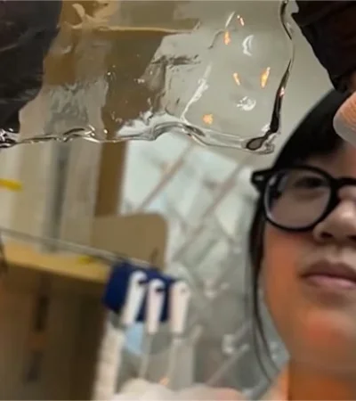 Ingenieros desarrollan tecnología para generar agua del aire en desiertos.