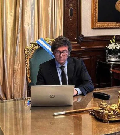 Milei firmando el DNU 70/23, una de sus primeras acciones al frente del Ejecutivo nacional.