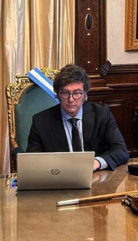 Milei firmando el DNU 70/23, una de sus primeras acciones al frente del Ejecutivo nacional.