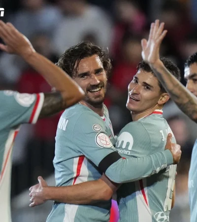 Julián Álavrez recibe los saludos de Griezmann y Angel Correa