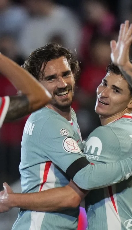 Julián Álavrez recibe los saludos de Griezmann y Angel Correa