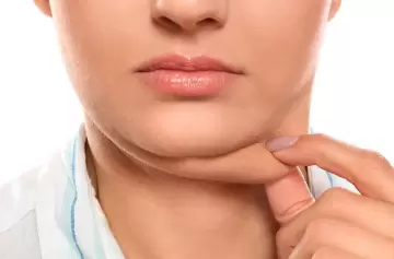 Adiós a la papada: la vitamina que promete eliminarla en pocos días