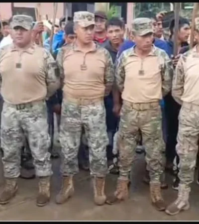 Algunos de los uniformados tomados como rehenes por las milicias "evistas".