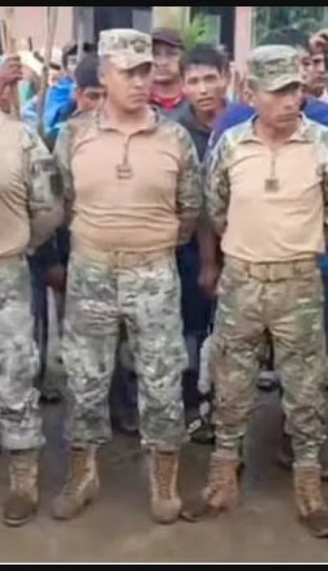 Algunos de los uniformados tomados como rehenes por las milicias "evistas".