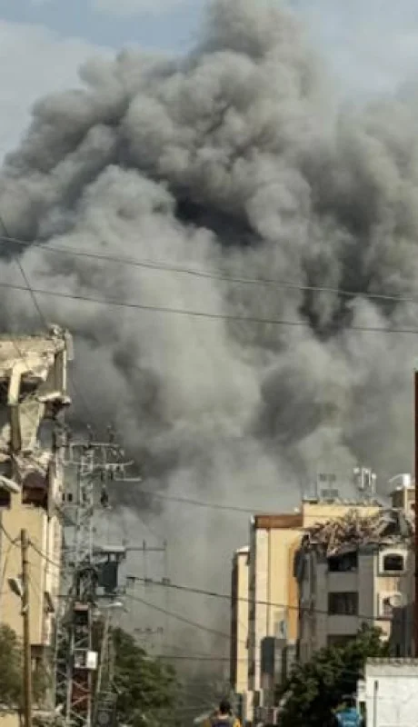 Equipos de emergencia y civiles buscan sobrevivientes entre los escombros luego de que se reanudaran los ataques aéreos en zonas residenciales.