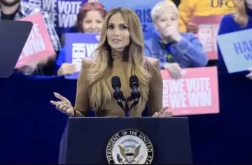 JLO con Harris: "Me gustan los finales de Hollywood cuando gana, en este caso, la chica buena"