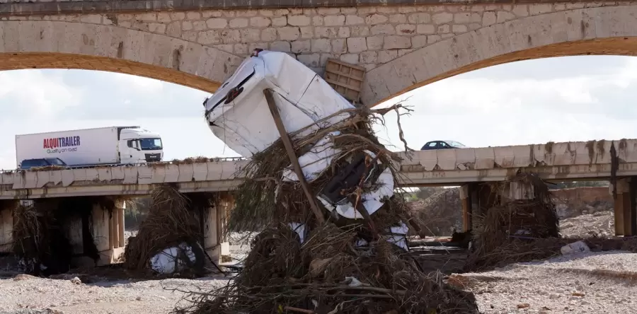 Un automóvil enroscado en un puente