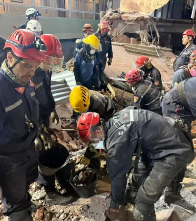 Rescatistas trabajando para buscar a los desaparecidos entre los escombros/ Imagen de Archivo