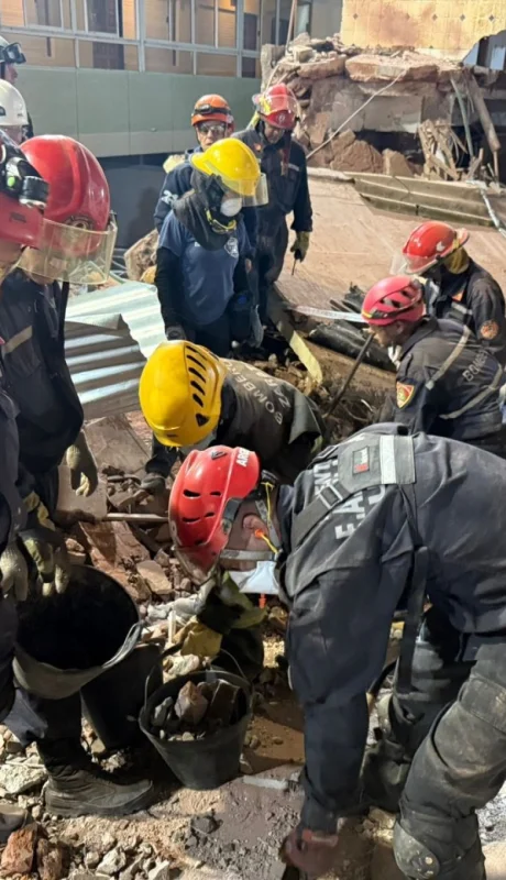 Rescatistas trabajando para buscar a los desaparecidos entre los escombros/ Imagen de Archivo