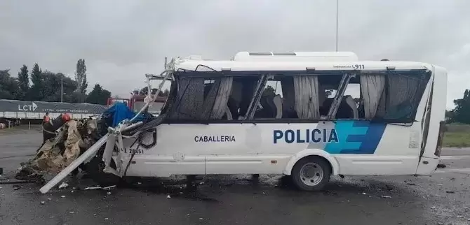 Micro policial en el que viajaban los efectivos