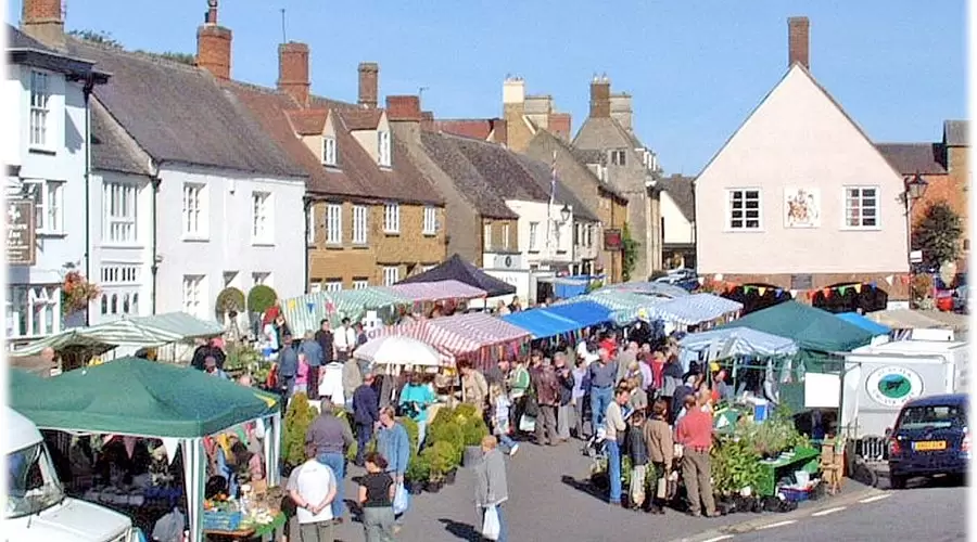 El mercado de Deddington sigue en pie como hace 200 años, cuando lo visitó el Libertador. (Foto: web)