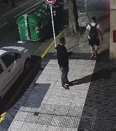 Captura de un video que muestra a los sospechosos merodeando el local. (Web)