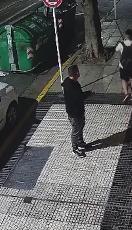 Captura de un video que muestra a los sospechosos merodeando el local. (Web)