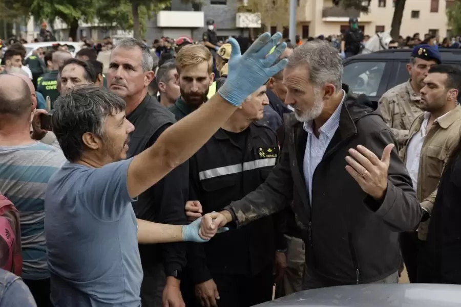 Airados reclamos al monarca