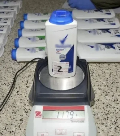 Imagen divulgada luego del procedimiento realizado bajo la sospecha de que el joven detenido transportaba el estupefaciente.