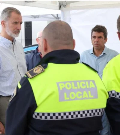 La imagen testifica el fracaso del gobierno español: Felipe VI, la Reina Letizia y detrás, Pedro Sánchez.