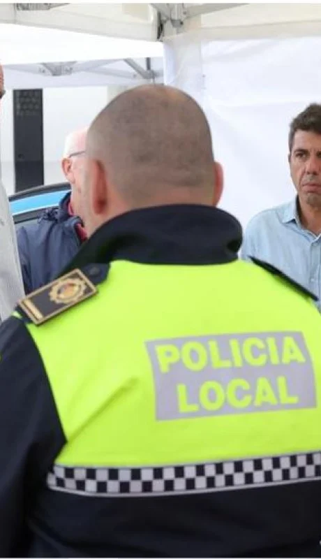 La imagen testifica el fracaso del gobierno español: Felipe VI, la Reina Letizia y detrás, Pedro Sánchez.