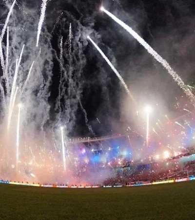 El día del encuentro se arrojó pirotecnia a mansalva