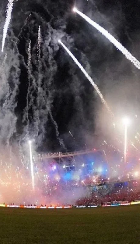 El día del encuentro se arrojó pirotecnia a mansalva