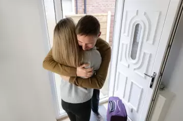 ¿Por qué ya nadie toca el timbre sin avisar? El impacto del celular y la fatiga social