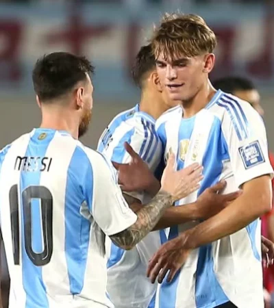 Lionel Messi y Nico Paz, dos de los convocados por Lionel Scaloni