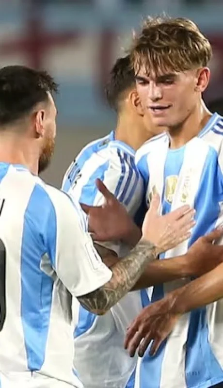 Lionel Messi y Nico Paz, dos de los convocados por Lionel Scaloni