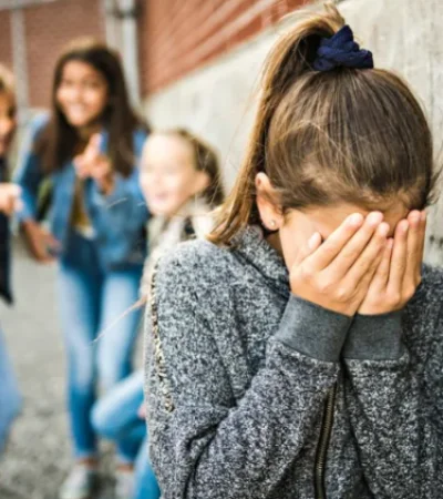 El bullying generalmente empieza con pequeños actos de violencia que muchas veces son tácitos o están solapados.