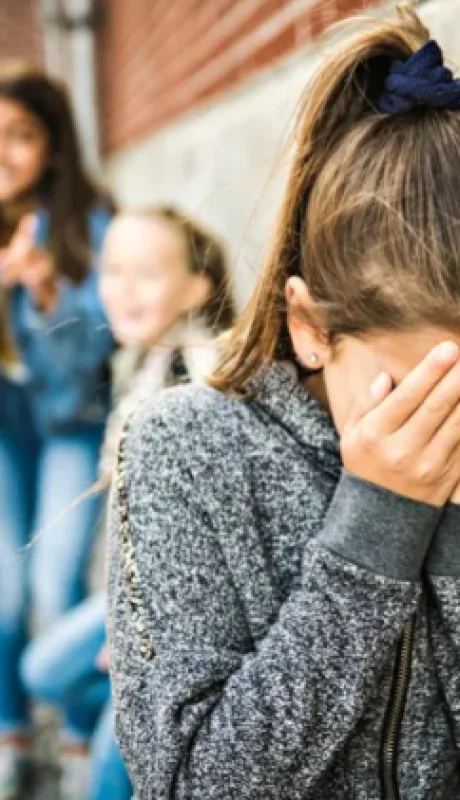 El bullying generalmente empieza con pequeños actos de violencia que muchas veces son tácitos o están solapados.