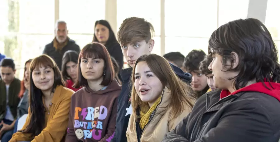 Este tipo de acoso no se limita solo a quienes ejercen la agresión y a sus víctimas, sino que involucra a quienes observan o alientan el bullying.