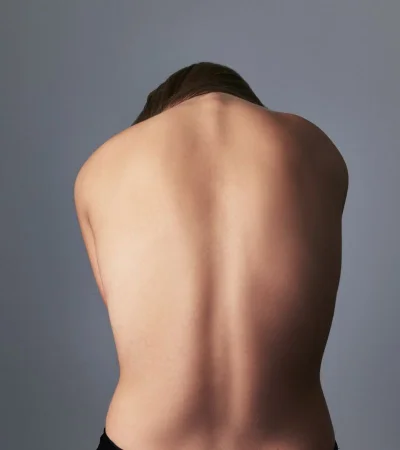 La postura correcta es esencial: nos ahorra de tener complicaciones a futuro.