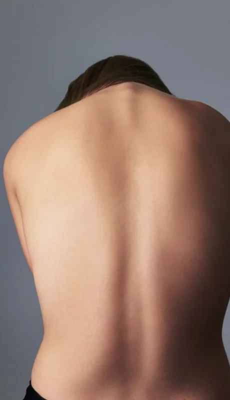 La postura correcta es esencial: nos ahorra de tener complicaciones a futuro.