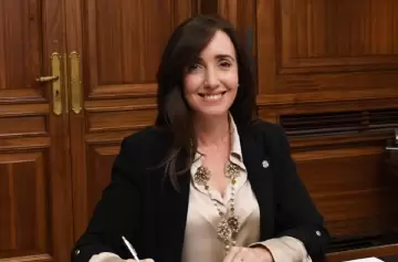 La Vicepresidenta responde con ironía a los rumores sobre su supuesto casamiento