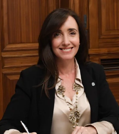 La Vicepresidenta responde con ironía a los rumores sobre su supuesto casamiento