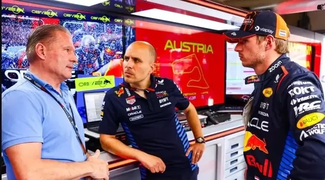 Los Verstappen padre e hijo junto a un técnico de Red Bull